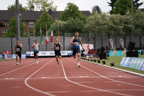 Nico Beckers (LAV Bayer Uerdingen/Dormagen) vor Luca Dieckmann (SSV Ulm 1846) auf der Zielgeraden beim 400mLauf am 07.05.2022 beim Stadtwerke Ratingen Mehrkampf-Meeting 2022 in Ratingen